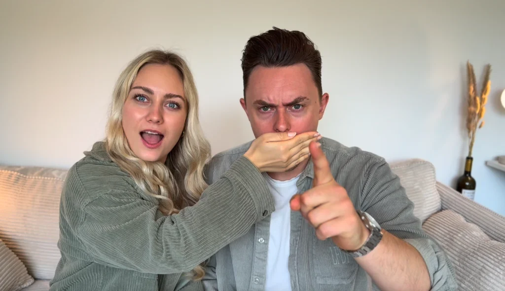 Laura hält Lukas den Mund zu