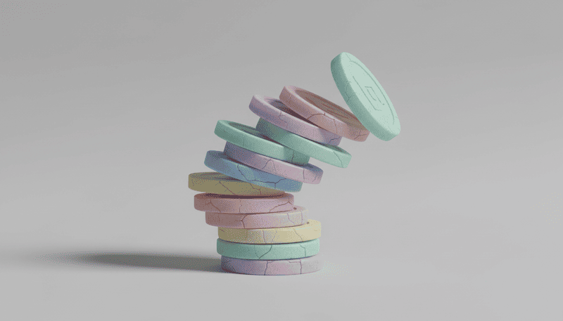 Instabiler Turm aus Krypto-Münzen in Pastellfarben symbolisiert das Risiko von Hype-Investments.