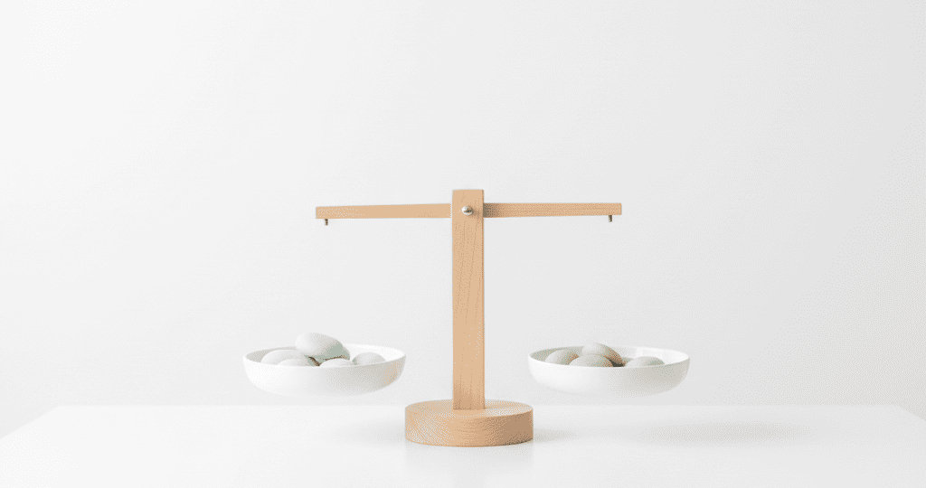 Minimalistische Waage in Pastelltönen als Symbol für Rebalancing und Gewichtung im Core-Satellite-ETF-Portfolio